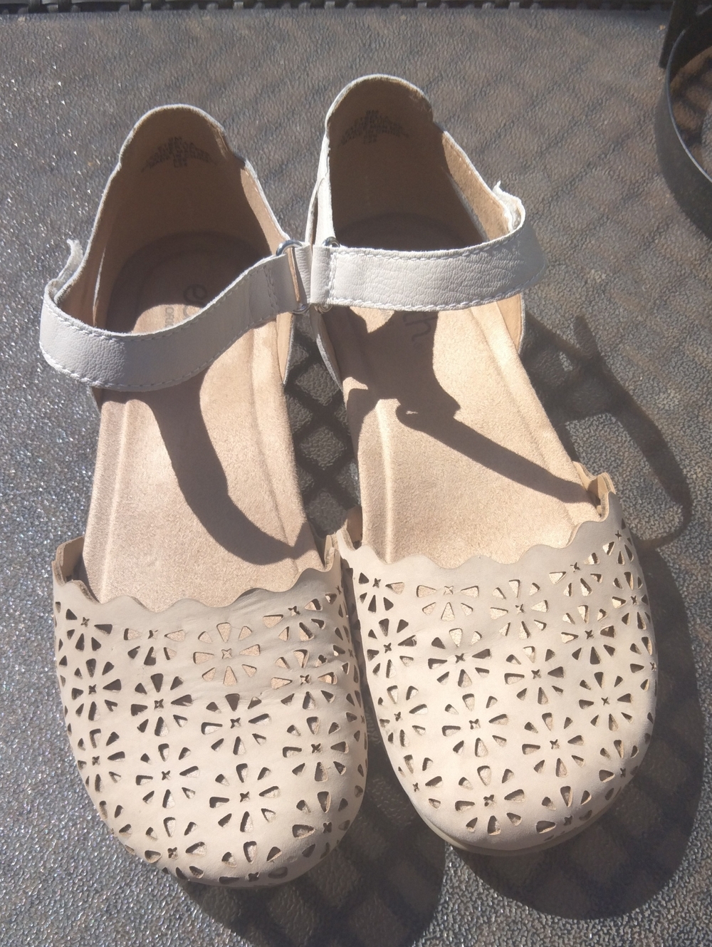 Earth Orgins Cream Color Shoes